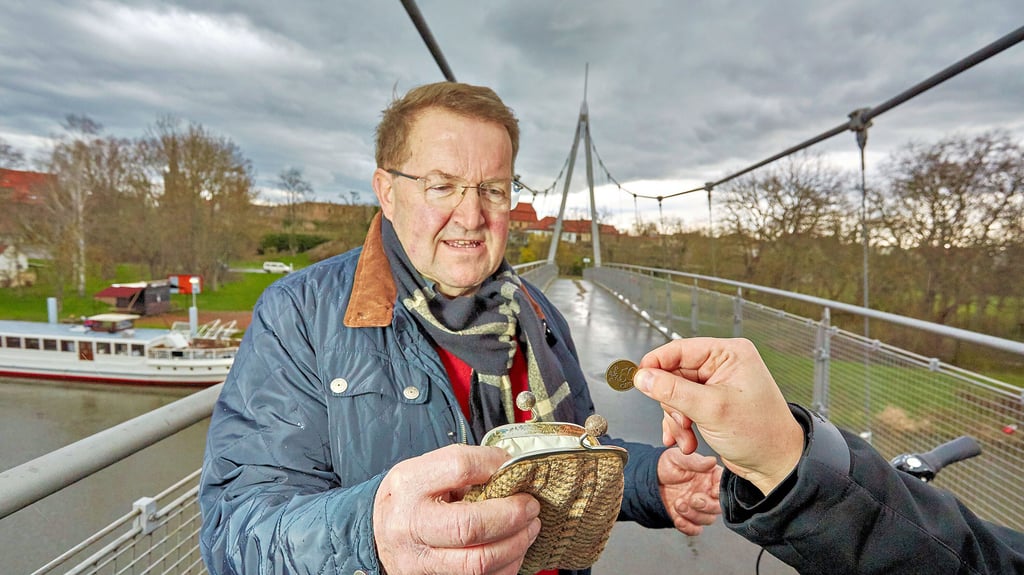 Grönas Ortsbürgermeister Manfred Bartel (CDU) will auf der Brücke bei Radfahrern abkassieren.