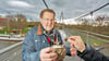 Grönas Ortsbürgermeister Manfred Bartel (CDU) will auf der Brücke bei Radfahrern abkassieren.