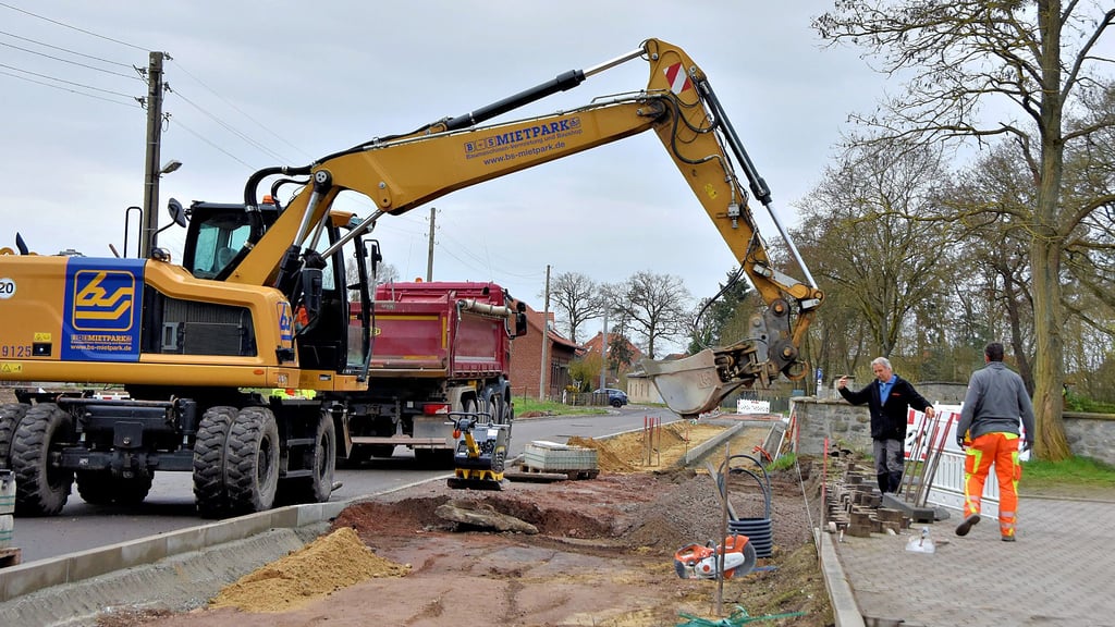 Die Velsdorfer Straße in Calvörde wird seit einigen Monaten ausgebaut. Nach der Winterpause sind die Tiefbauarbeiter dabei, die Nebenanlagen der Straße zu erneuern. Danach kommt die Deckschicht auf die Straße.