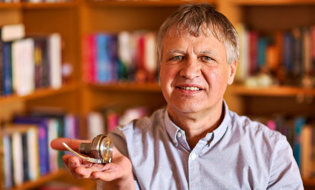 Thomas Scholz zeigt ein Kunstherz. Ein solches Gerät wurde ihm 2013 eingesetzt, um die Zeit bis zur Transplantation zu überbrücken.