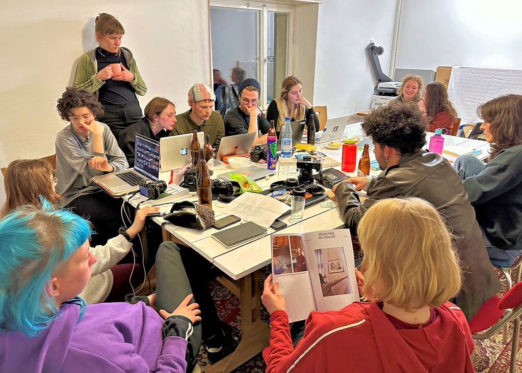 Studenten der Martin-Luther-Universität Halle-Wittenberg und der Burg Giebichenstein Kunsthochschule Halle sind im Rahmen der sogenannten „Spring School“ in Hettstedt und beschäftigen sich unter dem Titel „Neu" mit dem Leben der Jugendlichen im Mansfelder Land.