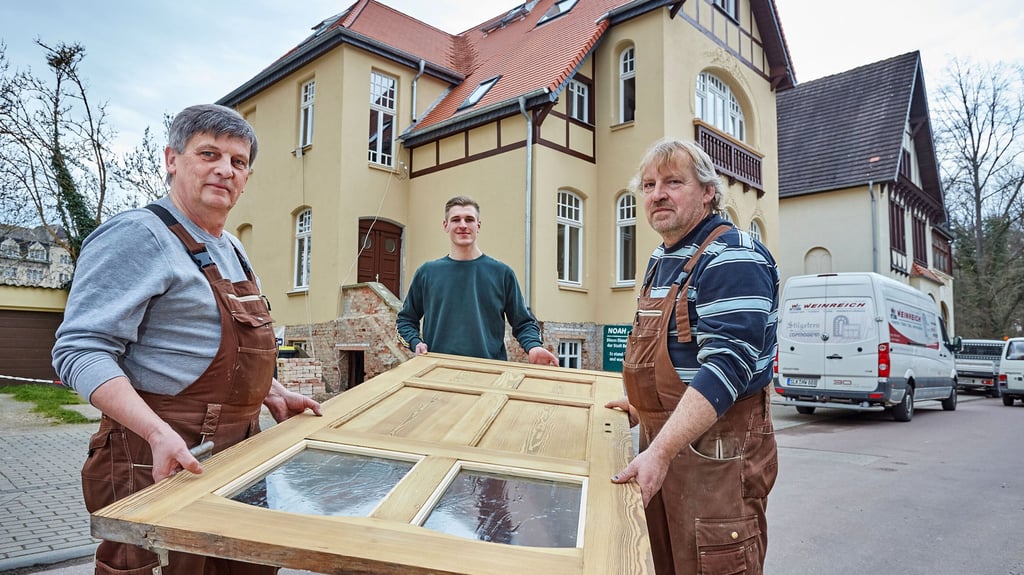 Holger Weinreich (von links) mit seinen Mitarbeitern Eric Brumme und Steffen Zunder an ihrer aktuellen Baustelle.