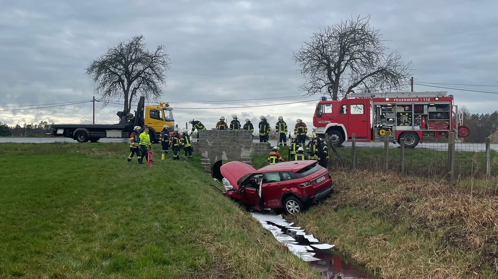 Eine Frau ist mit ihrem Auto von der Straße abgekommen und in einen Wassergraben gelandet. Die B187a war daraufhin für eine Stunde gesperrt.