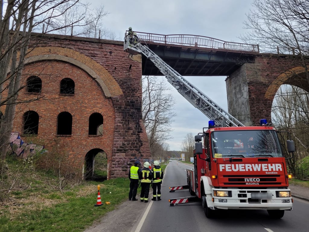 Die Drehleiter der Feuerwehr Lutherstadt Eisleben/Helfta bei einem Einsatz an der Millionenbrücke zwischen Eisleben und Wimmelburg.