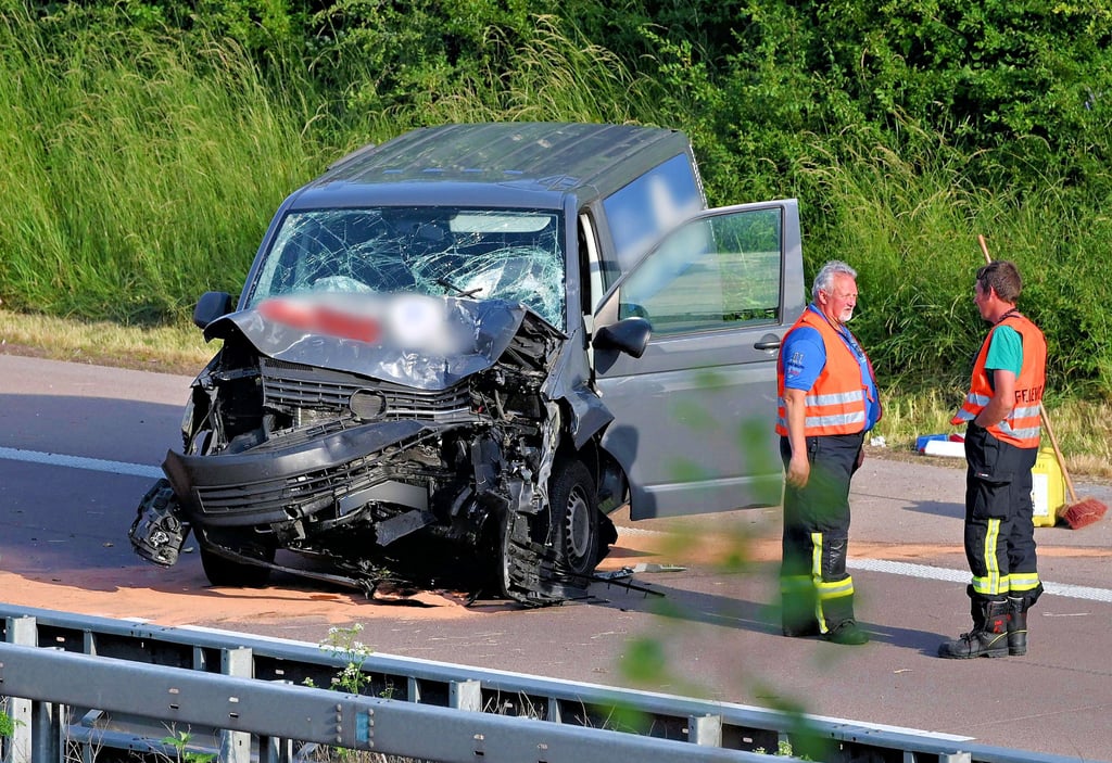 Der Mannschaftsbus der B-Jugend des SV Fortuna Magdeburg wurde beim tödlichen Unfall am 9. Juni 2022 auf der A14 schwer beschädigt.