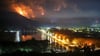 Feuer und Rauch steigen über Nakhon Nayok auf.