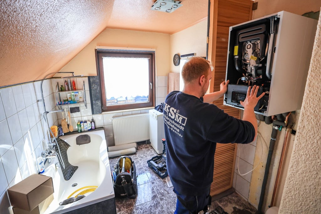Instalation einer modernen Gasbrennwerttherme in einem Einfamilienhaus.