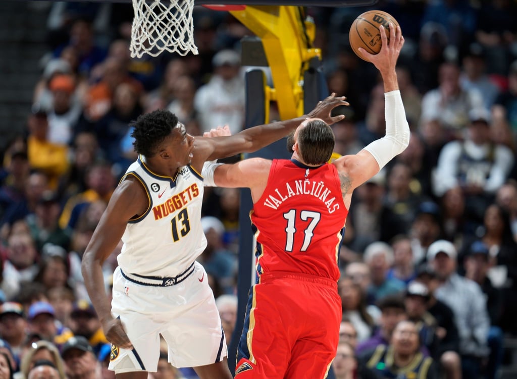 Thomas Bryan (l) von den Denver Nuggets foult Jonas Valanciunas von den New Orleans Pelicans.