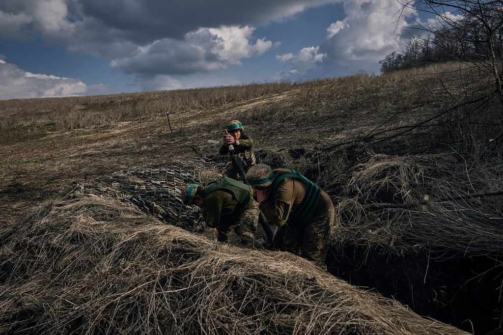 Ukrainische Soldaten feuern auf russische Stellungen an der Frontlinie in der Nähe von Bachmut.