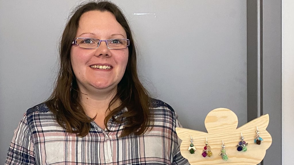 Sabrina Hofmann mit den selbstgemachten Holzherzen und Perlenanhängern. Sie werden Teil einer Trostbox.