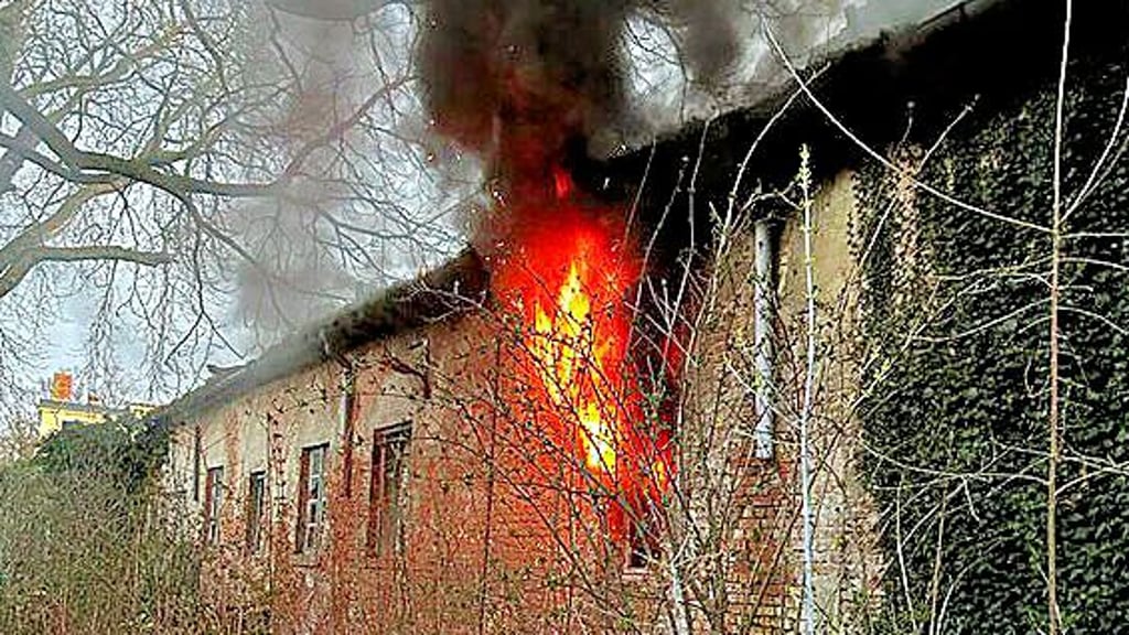 Flammen lodern aus einem Gebäude auf dem Grundstück des ehemaligen BMK Chemie.
