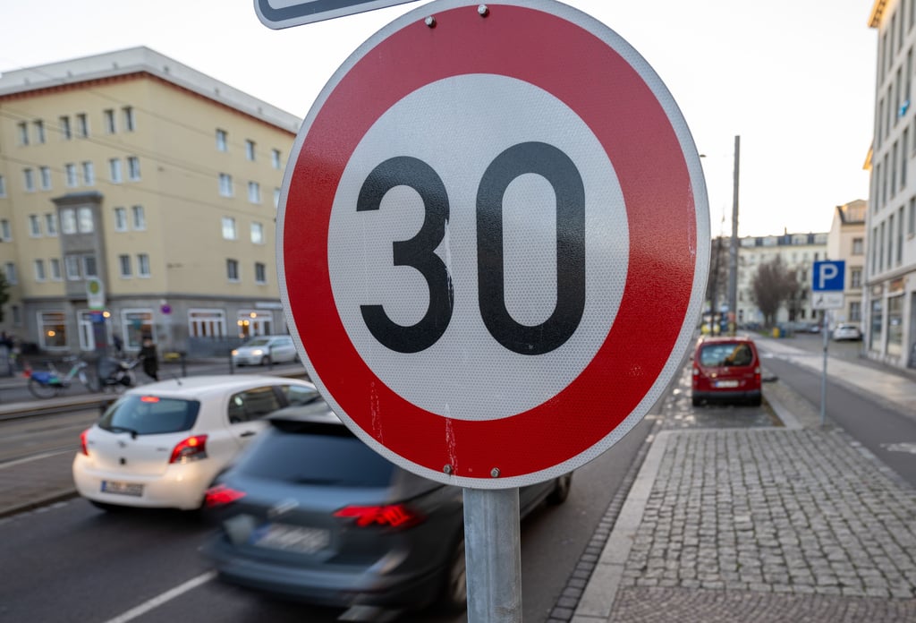 Bislang nur unter engen Voraussetzungen zulässig: ein Tempo-30-Schild. Viele Städte wollen das ändern.