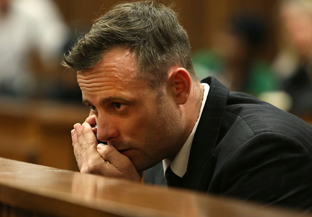 Oscar Pistorius spricht während einer Anhörung im Obersten Gerichtshof in Pretoria in sein Mobiltelefon (2016).