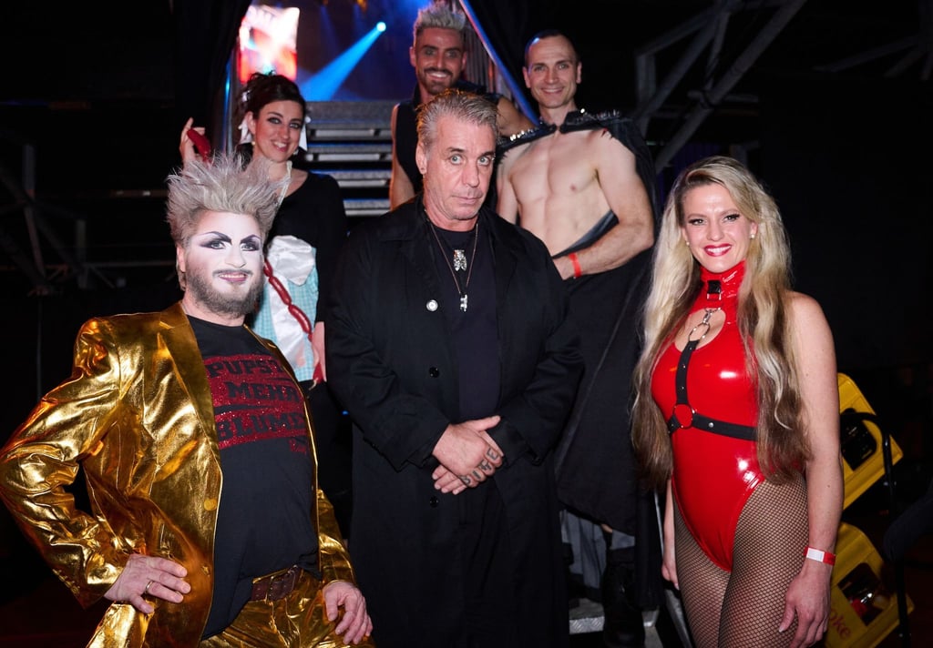 Till Lindemann (m.) steht mit den Künstlerinnen und Künstlern im Flic Flac Zelt am Zentraler Festplatz.