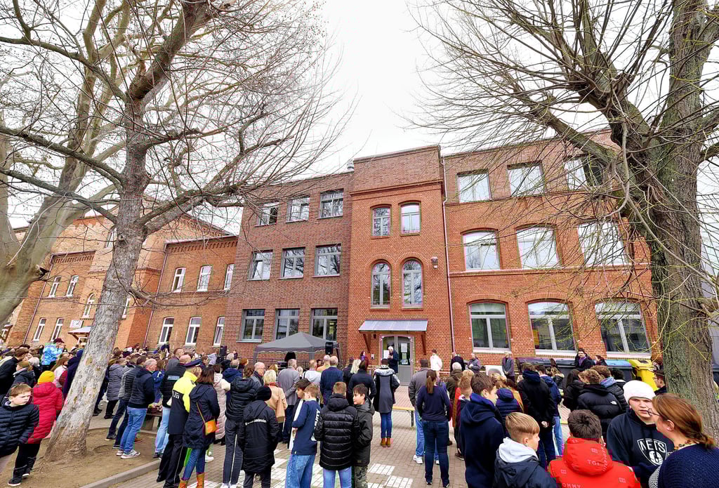 Viele waren da, als die Freie Schule Anhalt nach zweieinhalb Jahren Bauzeit das neue Haus 3 einweihte.