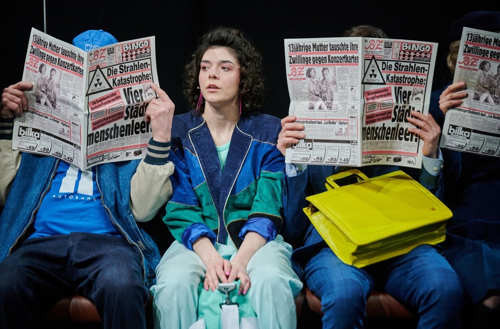 Helena Charlotte Sigal (2.v.l.) spielt mit weiteren Schauspielerinnen und Schauspieler in der Fotoprobe zur Neuinszenierung von „Linie 1“.