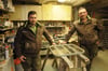 Die Brüder und Tischler Michael (l.) und Sandro Weiße stehen in ihrer Werkstatt in Braunsroda. 