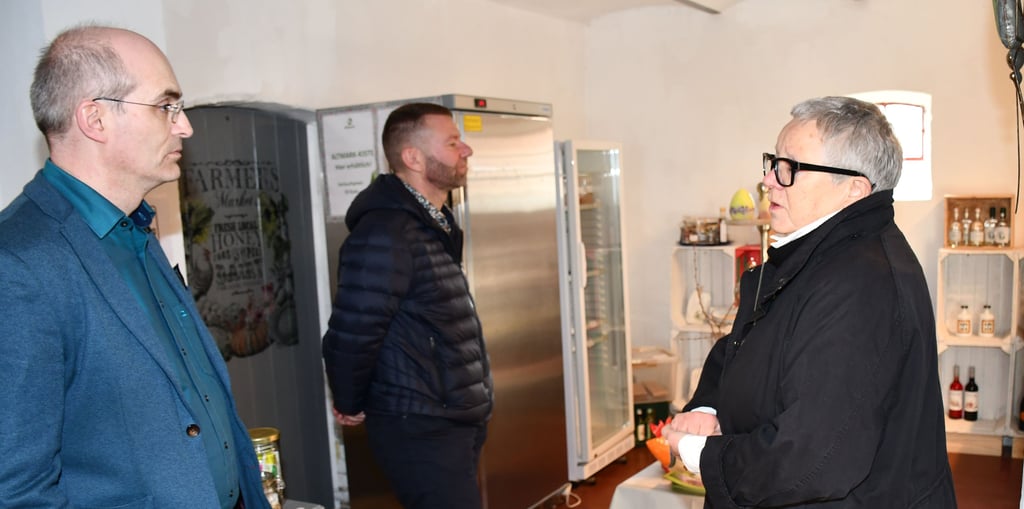 Christa Ringkamp zeigte Bürgermeister Norman Klebe (links) und Stadtrat Thomas Schlicke den Marktladen Neulingen.