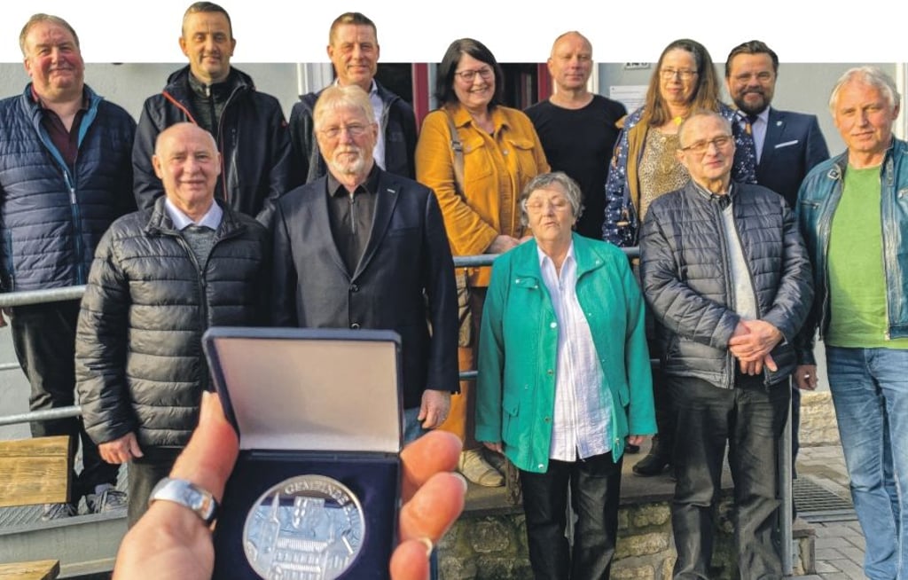 Elf Einwohner, einer pro Ortsteil, haben dieser Tage im Vogelsdorfer Kantorat den Huy-Taler 2023 von Bürgermeister Maik Berger erhalten.