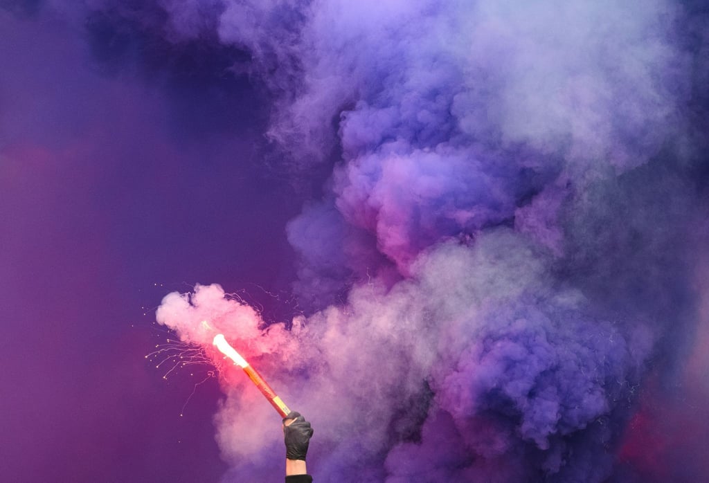 Fans zünden Pyrotechnik in einem Stadion.
