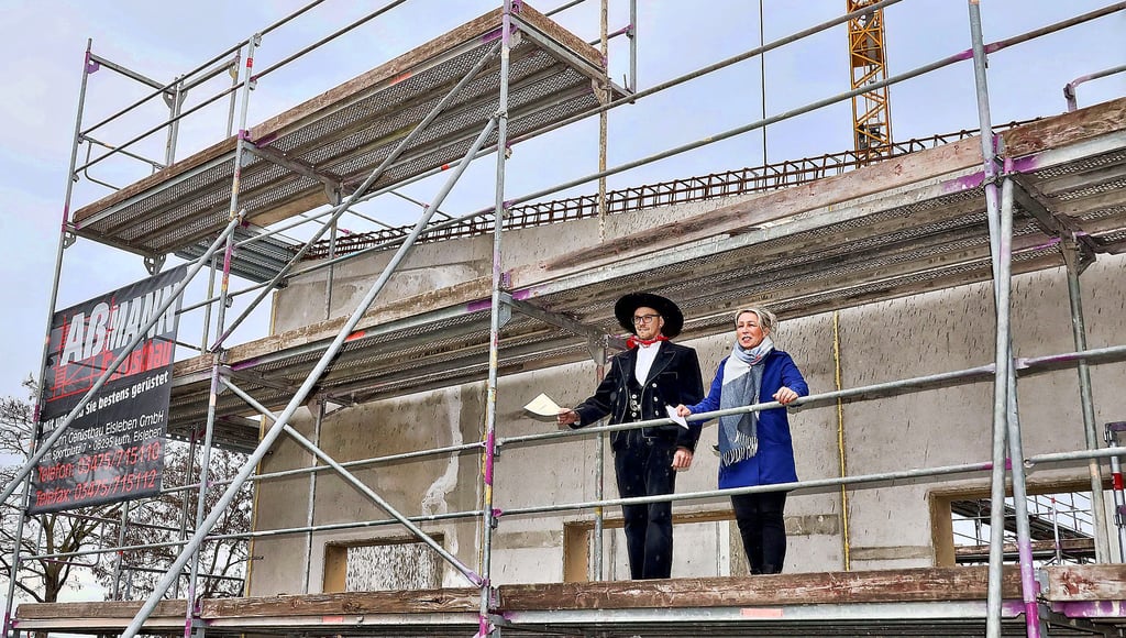 Zimmerermeister Pit Bunzel aus Holdenstedt sprach den Richtspruch. Lebenshilfe-Geschäftsführerin Nicole Kühnold begrüßte vom Gerüst die Gäste.