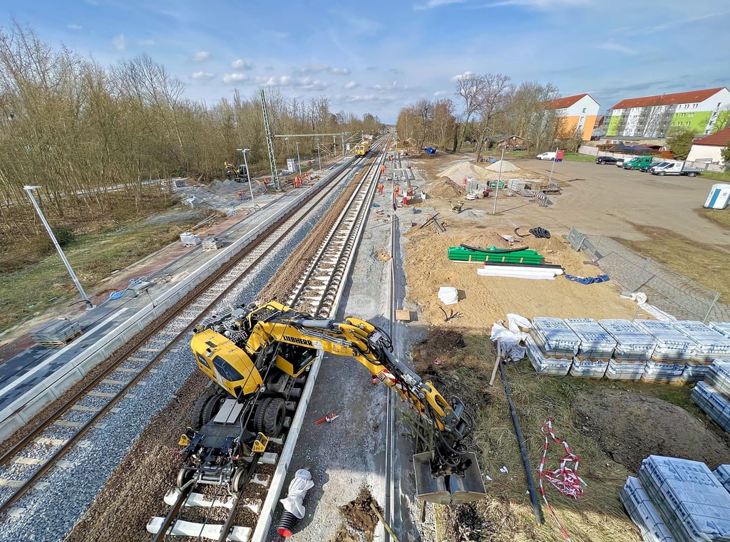 Mit der Bahnstrecke zwischen Wolfen und Dessau wird auch der Haltepunkt in Jeßnitz erneuert. Auf der Freifläche rechts stand das bis vor wenigen Wochen das Bahnhofsgebäude.