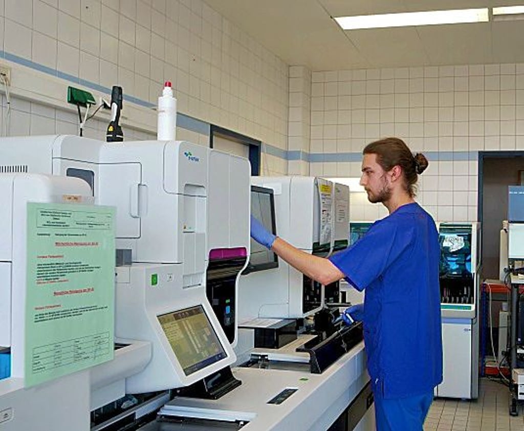 Neuer Ausbildungsgang beinhaltet Arbeit im Labor.