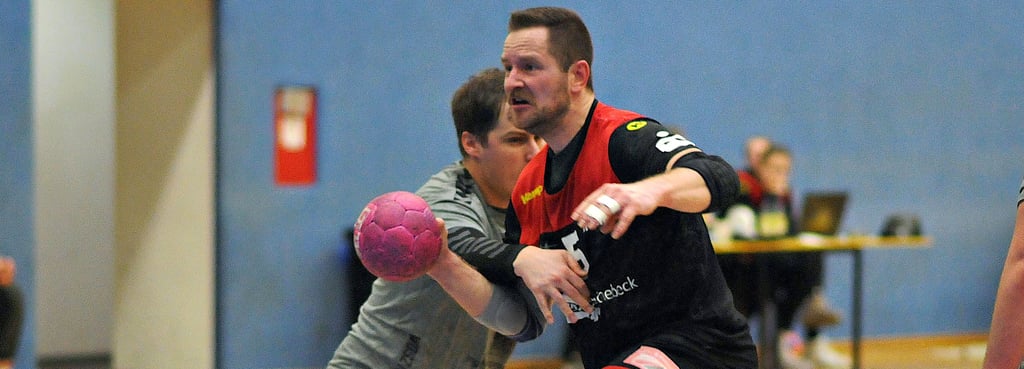 Ricardo Schult (am Ball) und seine Mitspieler der SG Lok Schönebeck müssen sich gegen die Spergauer mit der Außenseiterrolle begnügen. Doch genau darin könnte auch die Chance auf Zählbares liegen.