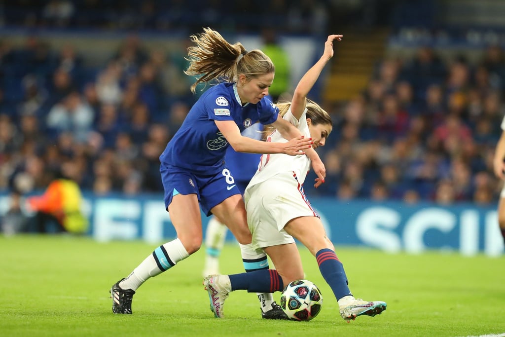 Chelseas Melanie Leupolz im Zweikampf mit Lyons Danielle van de Donk.