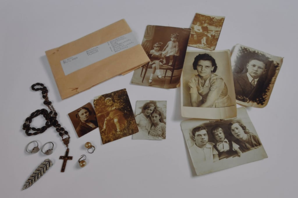 "#StolenMemory" ist der Titel einer Ausstellung der Arolsen Archives, die am Donnerstag auf dem Gardelegener Holzmarkt eröffnet wurde. Gezeigt werden ganz persönliche Dinge, wie Schmuck oder Uhren, die die Nazis den Menschen nach ihrer Verhaftung abgenommen hatten.