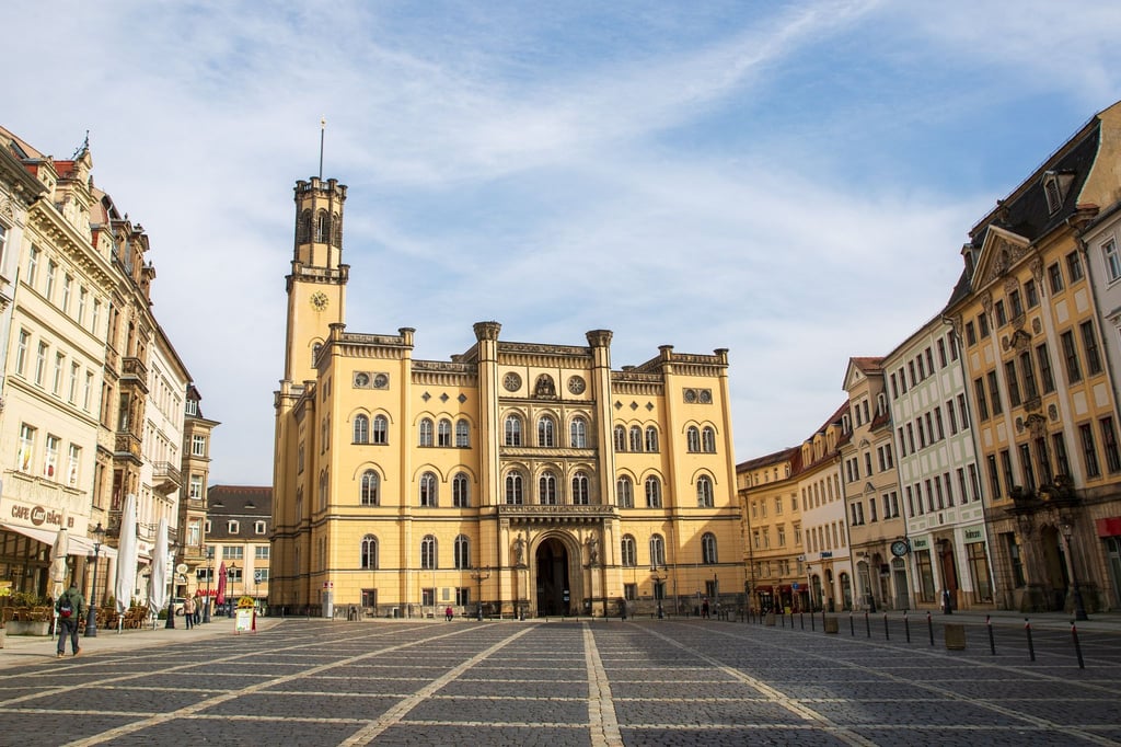 Während einer Stadtratssitzung am Donnerstagabend seien teilweise sehr aggressive Personen in den Saal gekommen, sagte Zittaus Oberbürgermeister Thomas Zenker.