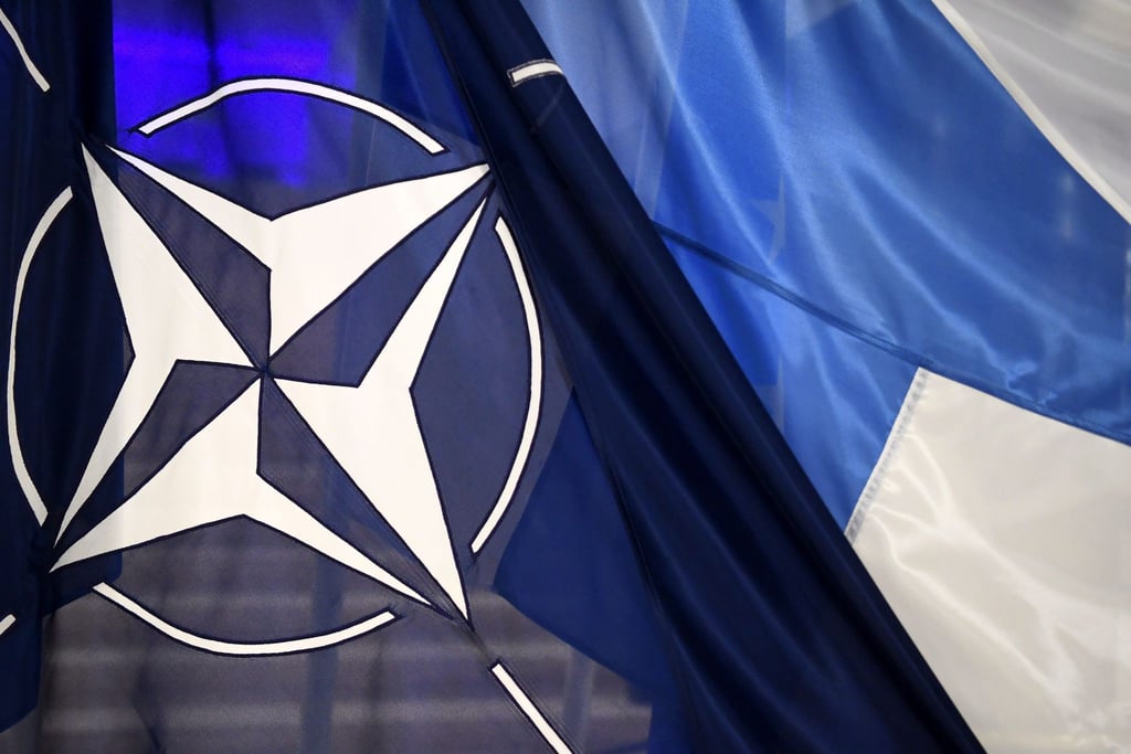 Die Flaggen der Nato (l) und von Finnland.
