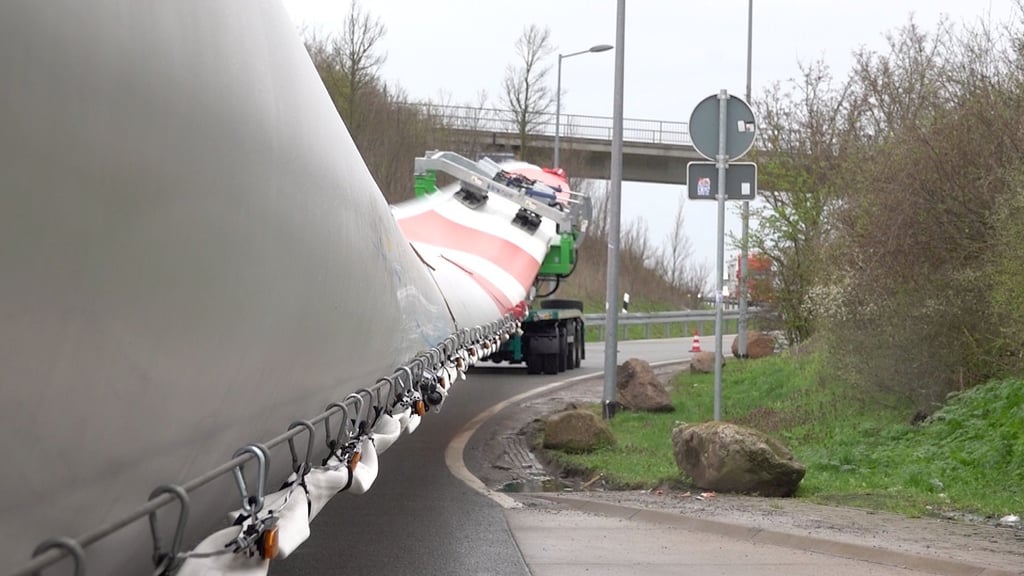 Verkehrs-Behinderungen auf der A14 zwischen Halle und Magdeburg bei Calbe an der Saale. Der Rastplatz Dreihöhenberg-Ost ist für Lkw nicht befahrbar.