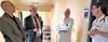 Der Bundestagsabgeordnete Herbert Wollmann (2. von links) sprach in Begleitung des medizinischen Geschäftsführers Dr. Michael Schoof (links) und des ärztlichen Direktors Dr. Uwe Lahnert (2. von rechts) mit Dr. Peer Lutz (rechts), Chefarzt der Zentralen Notaufnahme des Altmarkklinikums Salzwedel. 
