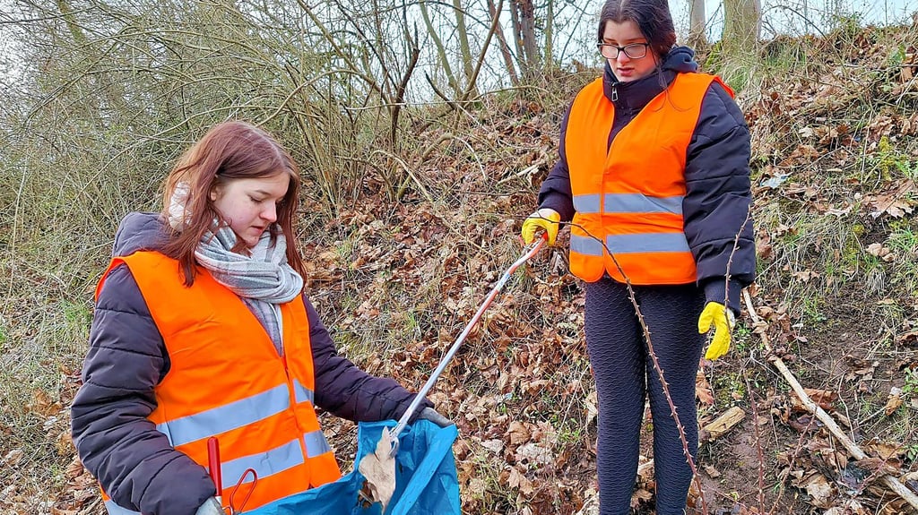 Der Müllbeutel der Schülerinnen Lara und Franziska wird schnell voll.