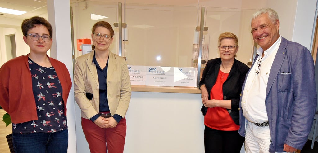 Diese vier Ärzte werden in der neuen Arztpraxis des MVZ „Bodeaue" im Dorfgemeinschaftshaus in Wolmirsleben tätig sein: Stephanie Harms, Julia Milbradt, Elke Haase und Ralf Schulze (von links).