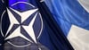 Die Flaggen der Nato (l) und von Finnland.