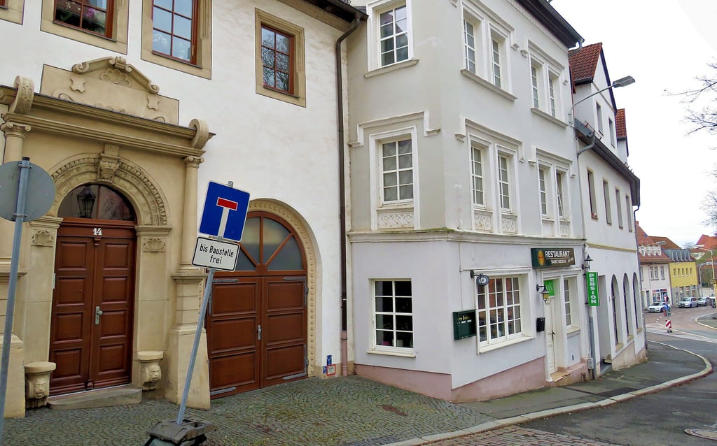 In dieser Ecke vor Messerschmiedestraße 14 starb am 20. März 1973 durch ein tragisches Unglück der Zeitzer Stiftsbibliothekar Curt Rother.