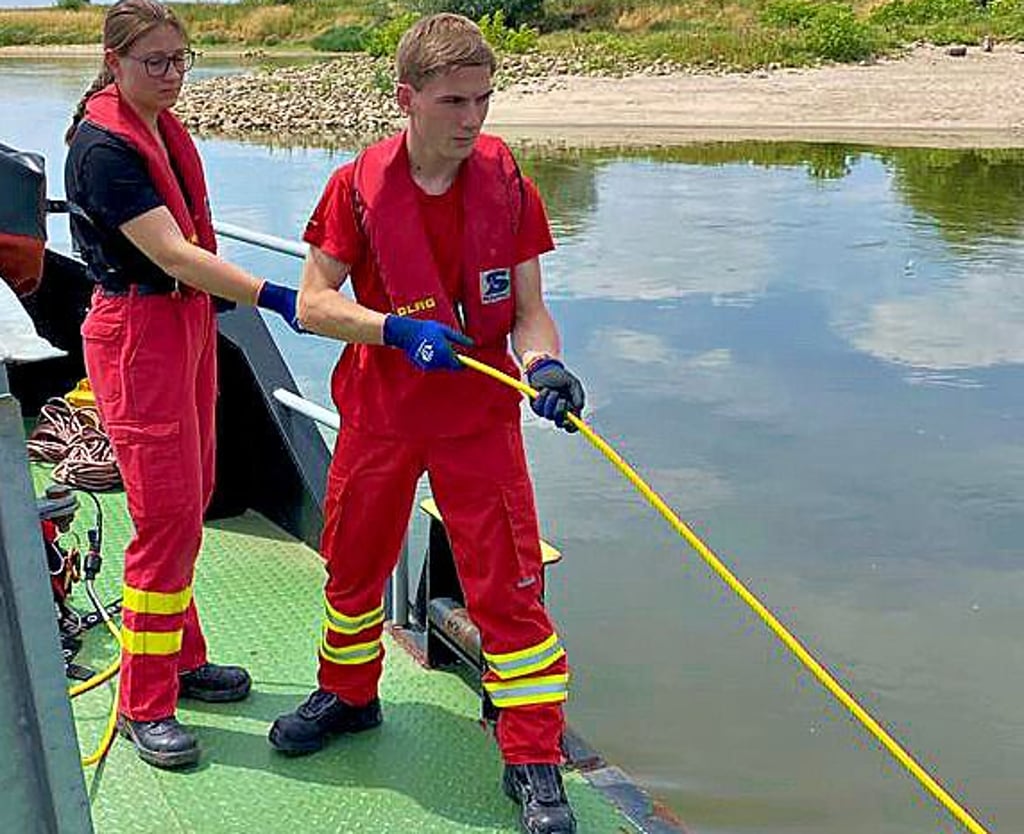 Marie Gelbke und Dan Wiedenhöver im Sommer während des Einsatzes am alten Bucher Fähranleger.