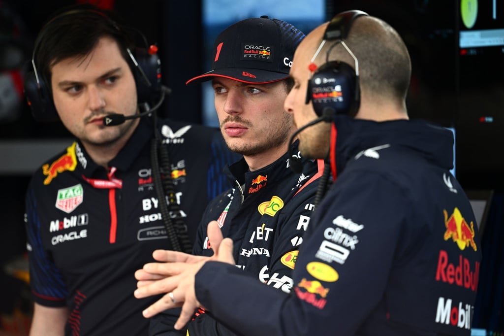 Max Verstappen von Red Bull Racing (M) spricht in Melbourne mit seinem Team.