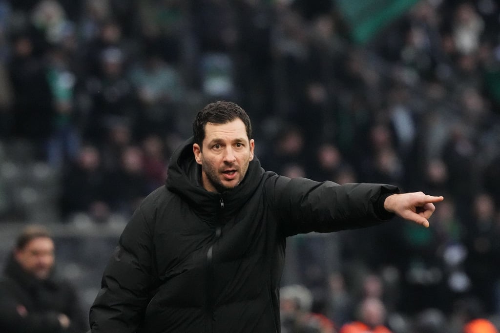 Herthas Cheftrainer Sandro Schwarz gibt Anweisungen.