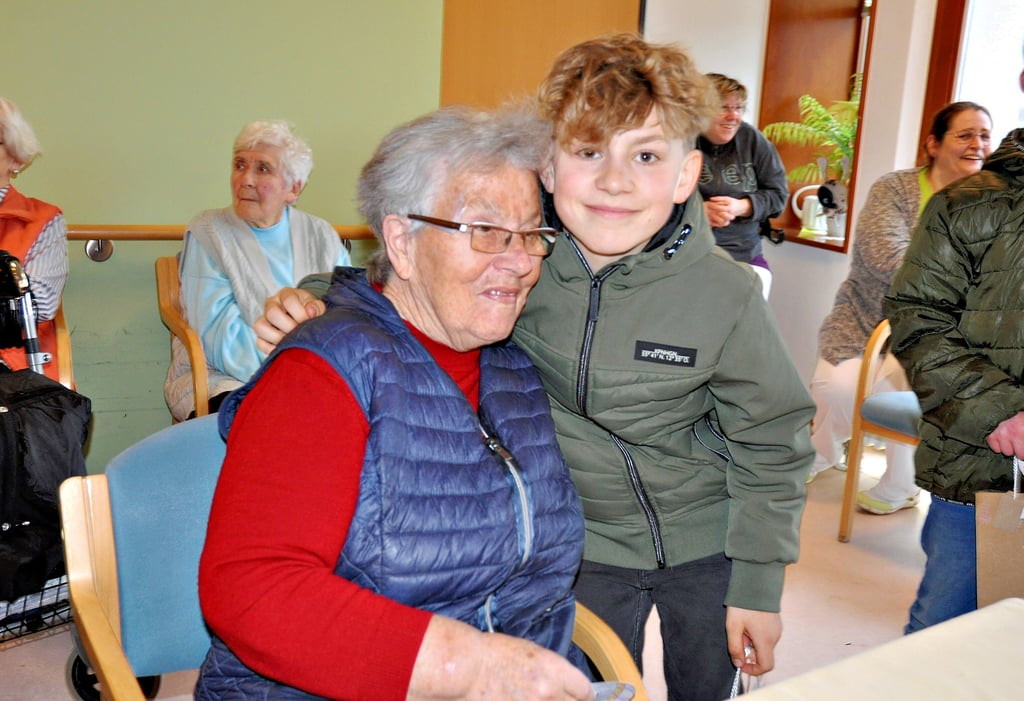Liam Schreiber aus Breitenfeld überreichte Brunhilde Päsche das kleine Osterpräsent und nahm sie kurz in den Arm. Die Seniorin freute sich darüber sehr.
