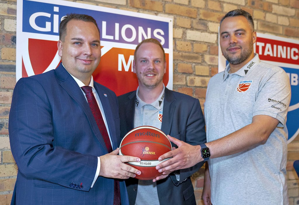 Martin Geissler mit der neuen sportlichen Führung der Lions, Mario Zurkowski und Timur Topal (v.l.)