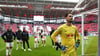 Standen nach dem 0:3 gegen Mainz im Regen und vor dem Capo des Fanblocks: die Spieler von RB