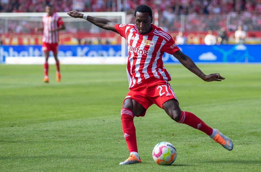 Unions Sheraldo Becker spielt den Ball.