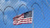 Eine US-Flagge hinter auf dem Marinestützpunkt Guantánamo Bay auf Kuba. Hier betreiben die USA seit mehr als 21 Jahren ein umstrittenes Gefangenenlager.