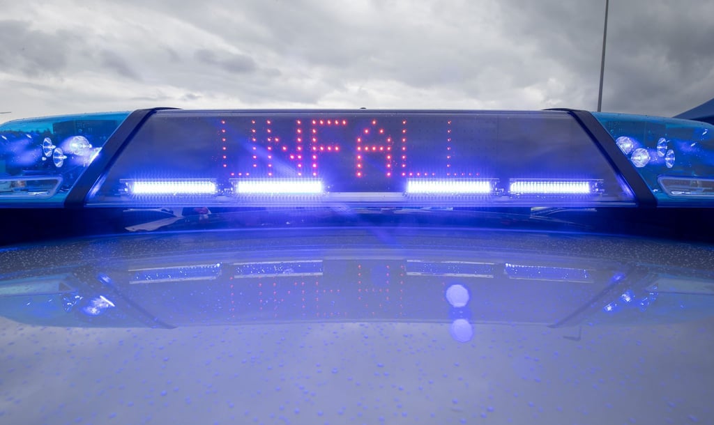 Bei einem Verkehrsunfall auf der B100 nahe Schlaitz sind am Samstagvormittag vier Menschen verletzt worden.