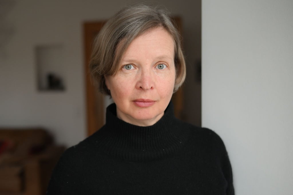 Die Schriftstellerin Jenny Erpenbeck bei einem Fototermin in ihrem Arbeitszimmer.