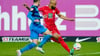 Heidenheims Jonas Föhrenbach (l) und Kaiserslauterns Terrence Boyd kämpfen um den Ball.