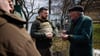 Wolodymyr Selenskyj (M) spricht mit Anwohnern in Butscha. Nach dem Abzug der russischen Truppen entdeckten die ukrainischen Behörden Hunderte Leichen hier.